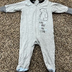 Gray Gerber 0-3 month sleeper - EUC.